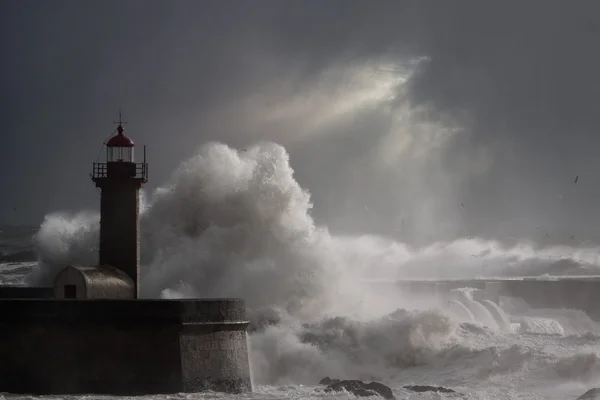 Dramatische Meereslandschaft mit stürmischen Wellen über Leuchtturm — Stockfoto