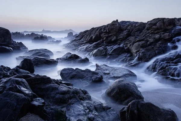 Felsstrand am Meer in der Abenddämmerung — Stockfoto