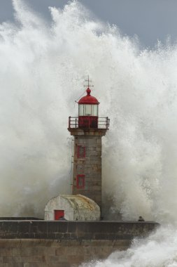 Büyük dalgalar deniz feneri karşı