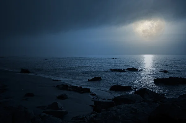 À beira-mar vazia numa noite de lua cheia nublada — Fotografia de Stock