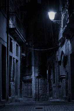 gece bir ara sokakta