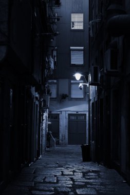 Bir eski ve karanlık Avrupa sokak