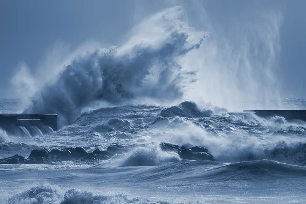 Grandes ondas do mar respingo — Fotografia de Stock