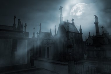 sisli dolunay gecesi mezarlıkta