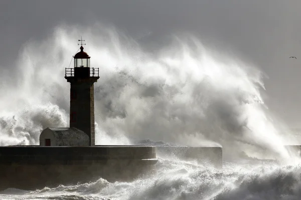 Stormande vågor över gammal brygga — Stockfoto