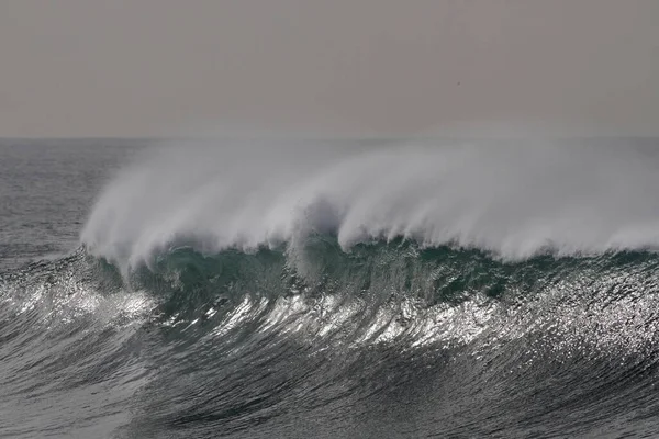暴风雨破浪中喷出的风 — 图库照片