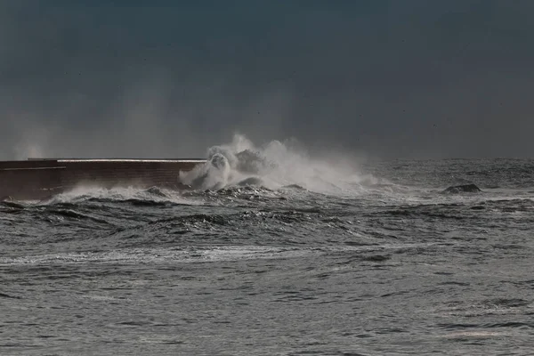 激しい嵐の下でライキソス港北壁の劇的な景色 — ストック写真
