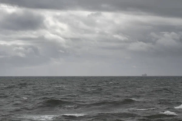 地平線に船と曇りの海の風景 ポルトガル北部の海岸 — ストック写真