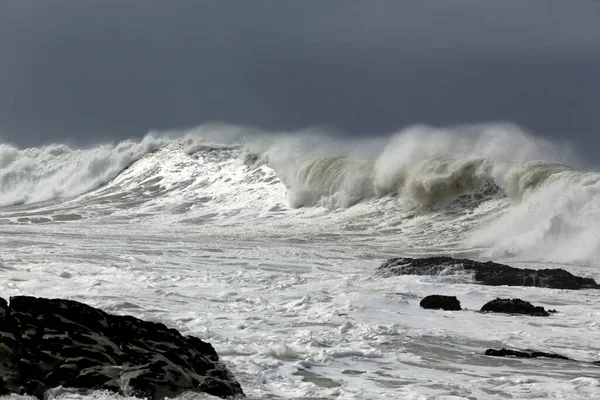 Stürmische Lange Welle Mit Windgischt — Stockfoto