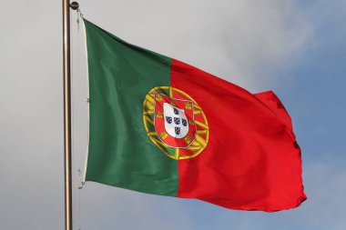 Rüzgarda dalgalanan güzel Portekiz bayrağı