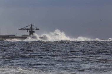 Leixoes bir fırtına sırasında kuzey duvarında eski ikonik büyük turnalarından birini görüyor..
