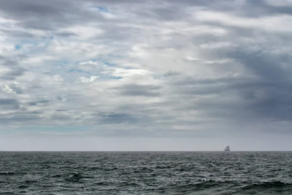 多云的海景 地平线上有一艘船 葡萄牙北部海岸 — 图库照片