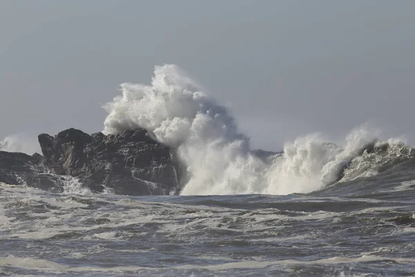 Salpicos Ondas Grandes Costa Rochosa Norte Portugal — Fotografia de Stock