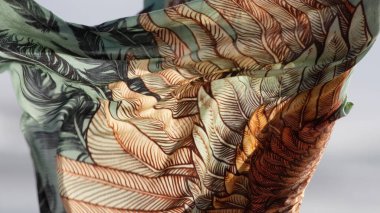 Rüzgarda esen güzel renkli kumaş.