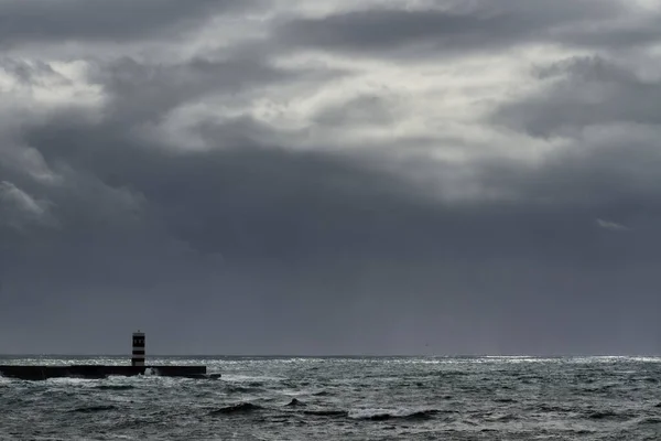 雨和风暴前的秋天海景 来自葡萄牙北部海岸的码头和灯塔 — 图库照片