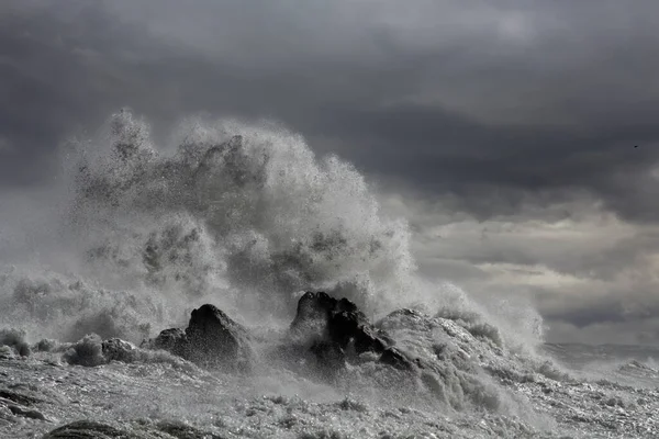 Scogliere Allagate Wirh Spruzzano Grande Onda Costa Rocciosa Del Portogallo — Foto Stock