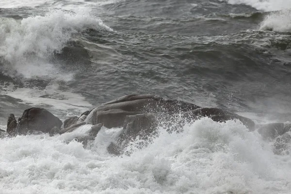 Das Meer Rockt Einem Stürmischen Tag Nordportugiesische Küste — Stockfoto