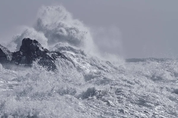 Überflutete Klippen Und Große Wellen Plätschern Nordportugiesische Felsenküste — Stockfoto