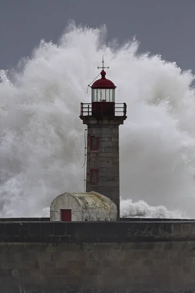 Una Grande Onda Tempestosa Vecchio Faro Dalla Foce Del Fiume — Foto Stock