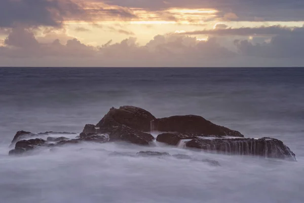 Rocas Marinas Atardecer Naranja Larga Exposición Costa Rocosa Del Norte — Foto de Stock