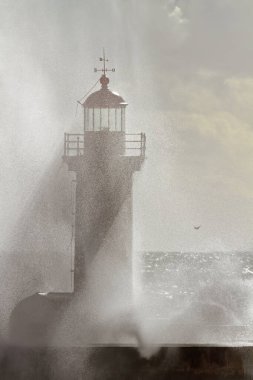 Douro Nehri 'nin ağzındaki eski deniz feneri. Yarı ışık altında. Tuzlu su damlalarıyla süzülen ışığı görüyor.