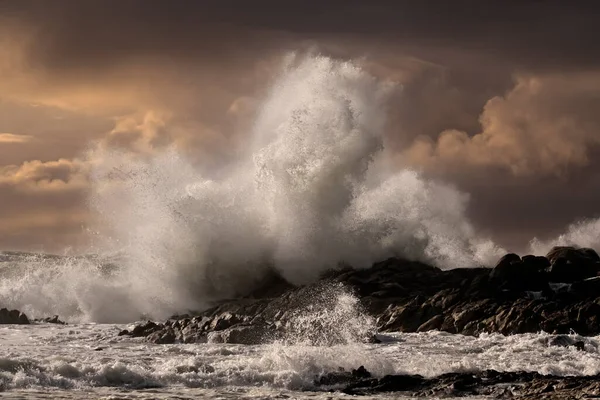 Salpicadura Grandes Olas Una Playa Rocosa Del Norte Portugal Atardecer —  Fotos de Stock