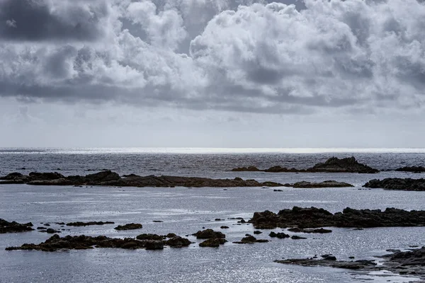 曇った穏やかな海の風景です 北ポルトガルの岩場の海岸 使用済みのフィルタ トーンブルー — ストック写真