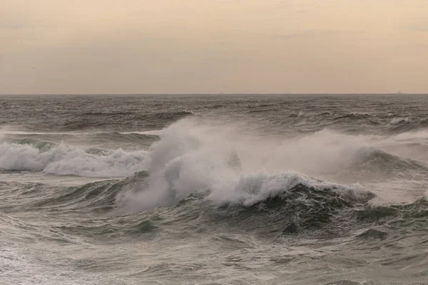 Briser Les Vagues Venteuses Coucher Soleil — Photo