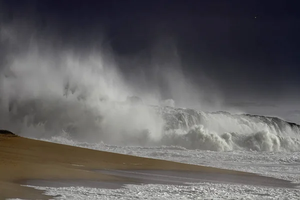 Stora Vågen Stänk Och Vind Spray Högvatten Med Havet Invaderar — Stockfoto