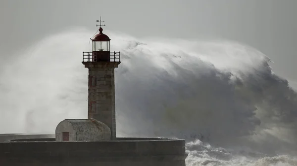 Große Stürmische Welle Spritzt Mit Gischt Douro Flussmündung Porto Portugal — Stockfoto