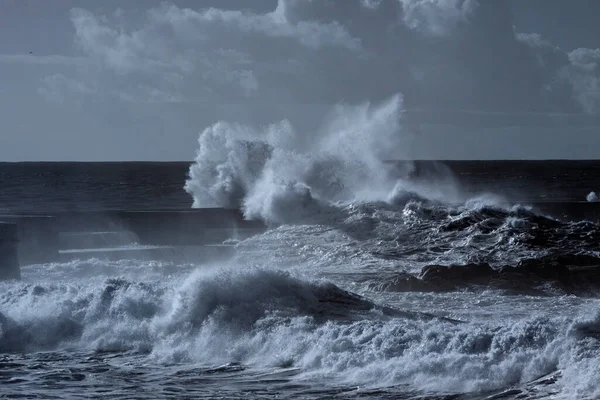 Una Spruzzata Onda Molo Sud Del Fiume Douro Una Giornata — Foto Stock