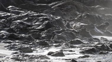 Deniz sahili parlayan kayalar manzarası. Kuzey Portekiz kıyıları.