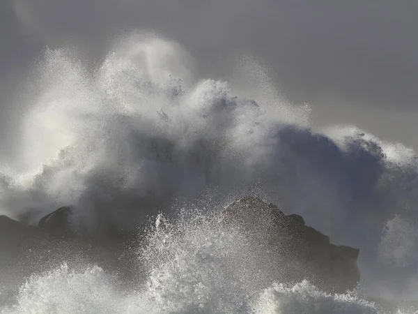 海岸上的风暴掀起大浪 冲破岩石和悬崖 看到飞溅的浪花和浪花 — 图库照片