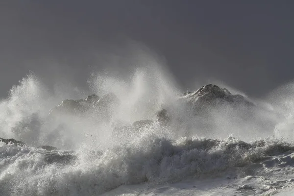 Storm Aan Kust Zien Grote Golf Breken Rotsen Kliffen Zien — Stockfoto