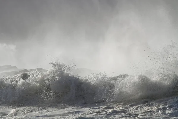 海岸の湿気や波のスプラッシュやスプレーを見て嵐 — ストック写真