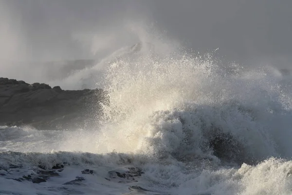 Büyük Fırtınalı Deniz Dalgaları Kayaların Üzerinde Kırılıyor — Stok fotoğraf