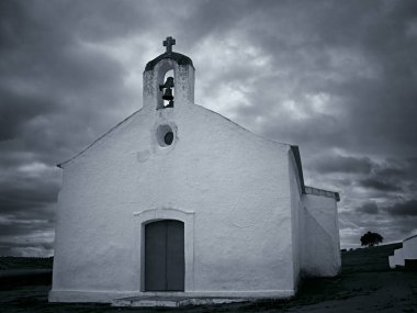 Mütevazı beyaz şapel. Alentejo sade. Analog fotoğrafçılık: 120 BW film. Ton mavisi.