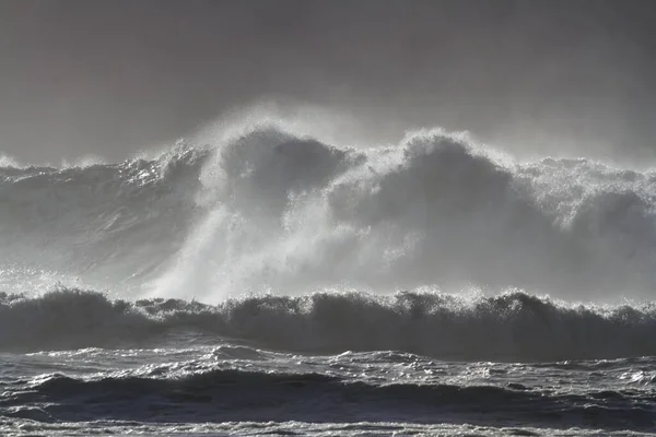 Μεγάλο Κύμα Θάλασσας Που Σπάει Σπρέι Μια Θυελλώδη Μέρα — Φωτογραφία Αρχείου