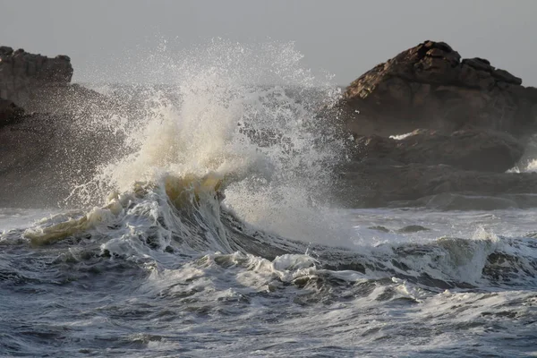 Интересный Всплеск Морской Волны Северная Португалия — стоковое фото