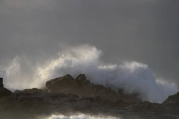 Storm Aan Kust Zien Grote Golf Breken Rotsen Kliffen Zien — Stockfoto