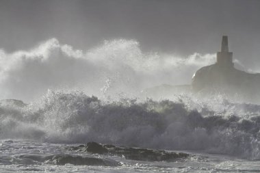 Portekiz kıyılarına yaklaşan nemli havanın ortasında dramatik bir fırtına dalgası.