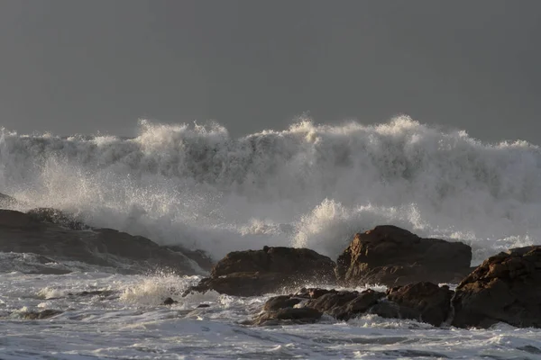 海岸の嵐は岩や崖を突き破って大きな波を見るスプラッシュとスプレー — ストック写真