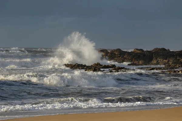 Rotsachtige Zee Strand Tijdens Een Winter Storm — Stockfoto