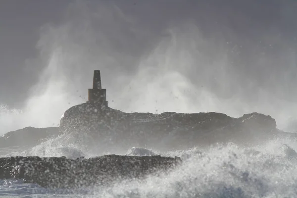 Sturm Der Küste Große Welle Bricht Über Felsen Und Klippen — Stockfoto