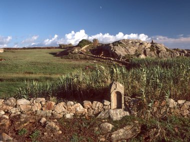 Portekiz 'in kuzeyinde Vila do Conde Denizi' nin kıyısındaki kırsal bir arazide bulunan Araf, Alminhas 'ın ruhlarına adanmış küçük bir sığınak.