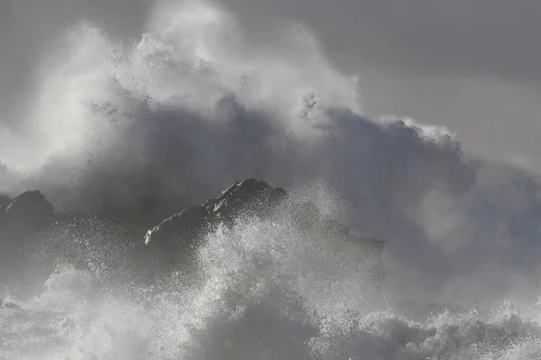 Tempestade Costa Apreende Grande Onda Quebrando Rochas Penhascos Vendo Respingo — Fotografia de Stock