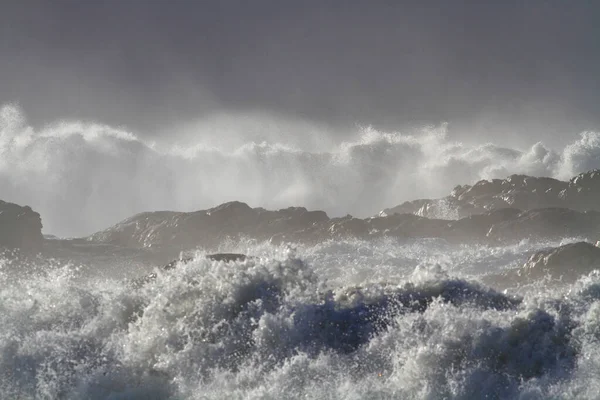 Velká Lámající Mořská Vlna Sprejem Bouřlivém Dni — Stock fotografie