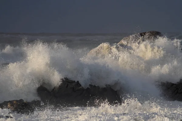 Grote Stormachtige Zee Golven Breken Kliffen — Stockfoto