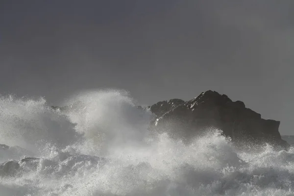 Grande Onda Mar Quebrando Com Spray Dia Tempestuoso — Fotografia de Stock