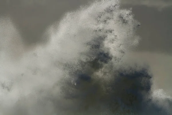 Yksityiskohtaiset Iso Myrskyinen Meri Aalto Roiske — kuvapankkivalokuva